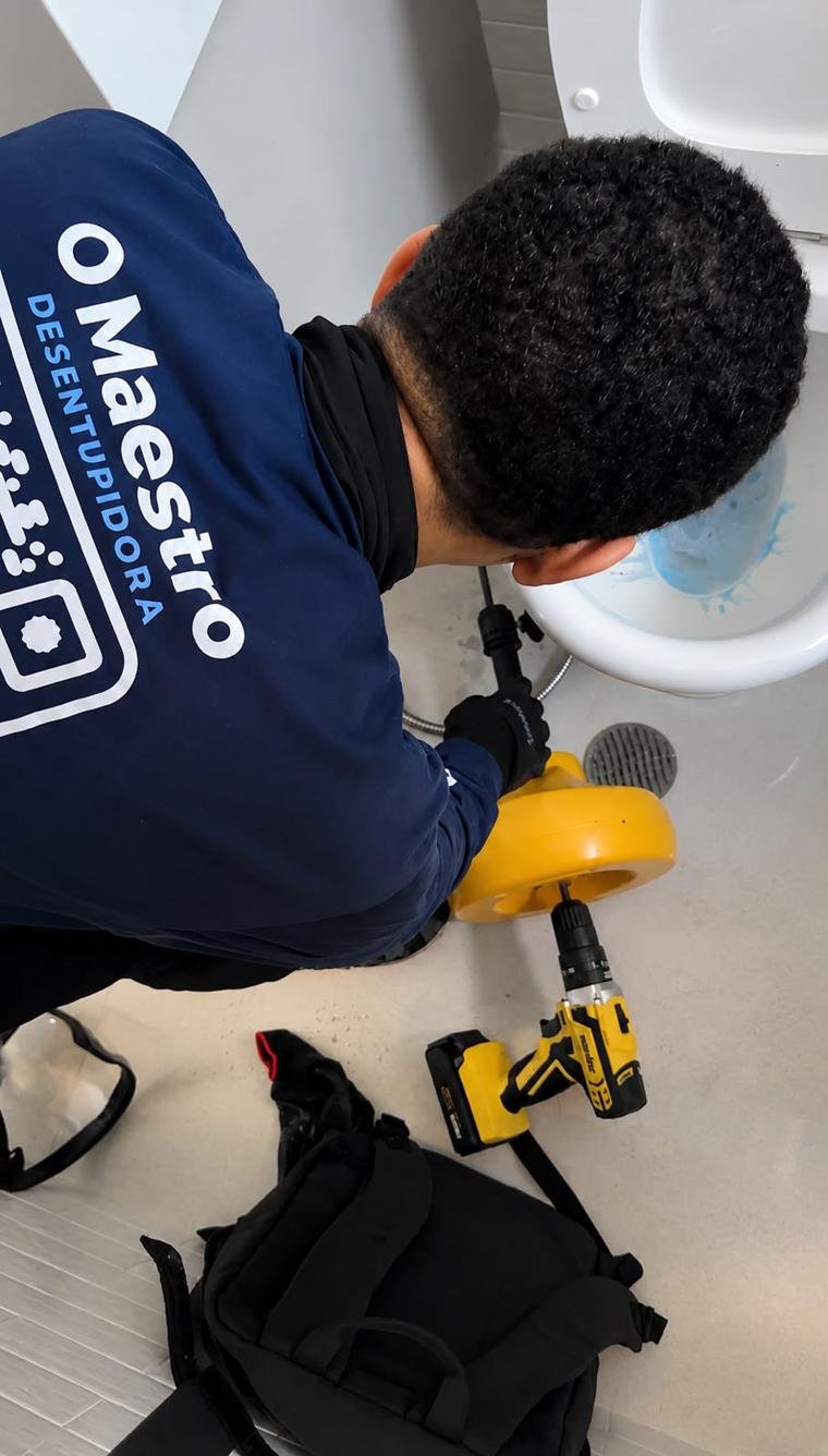 Técnico do O Maestro desentupindo vaso sanitário